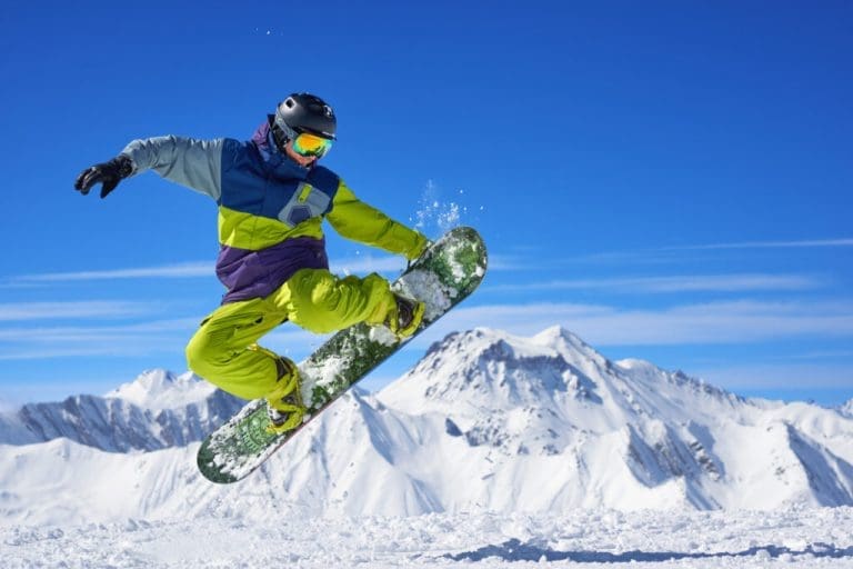 Snowboarder doing trick — Le 1850 à Risoul