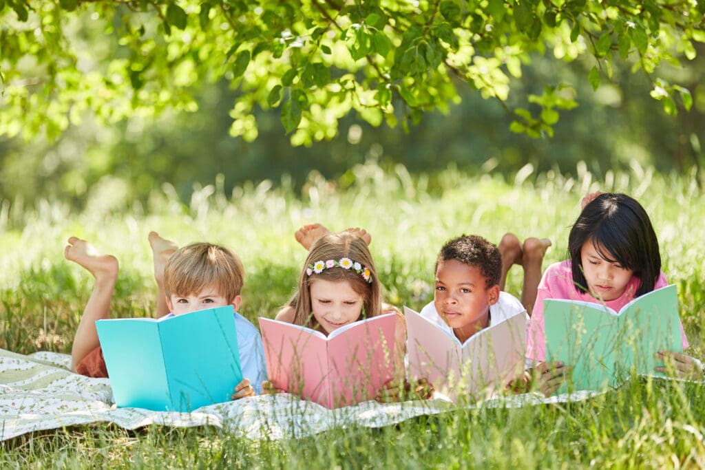 Multikulturelle Gruppe Kinder beim Lesen lernen — Séjours scolaires