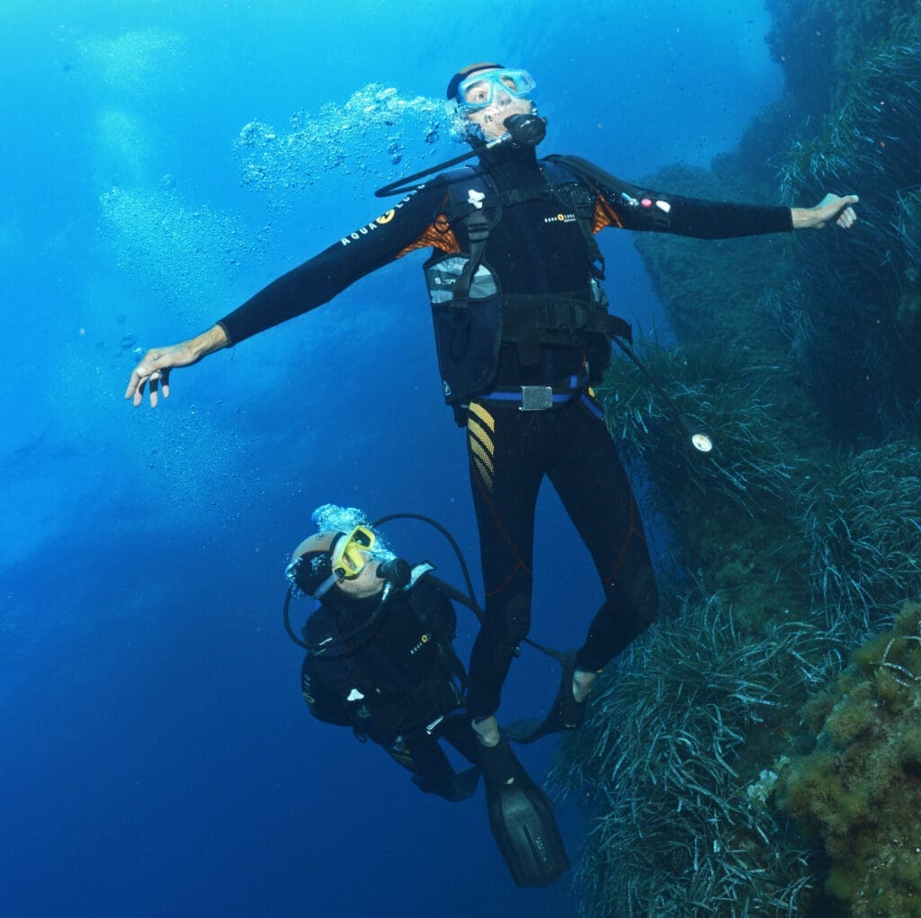 Divers in black and white – Le Sentier des Pins, Le Village des Gréements
