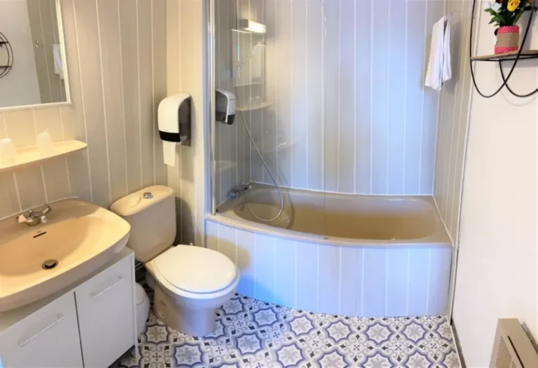 En-suite bathroom – Le Balcon des Écrins, Réallon