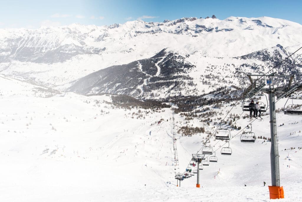 Resort, French alps in winter, snowy mountains in France… — Le 1850 à Risoul