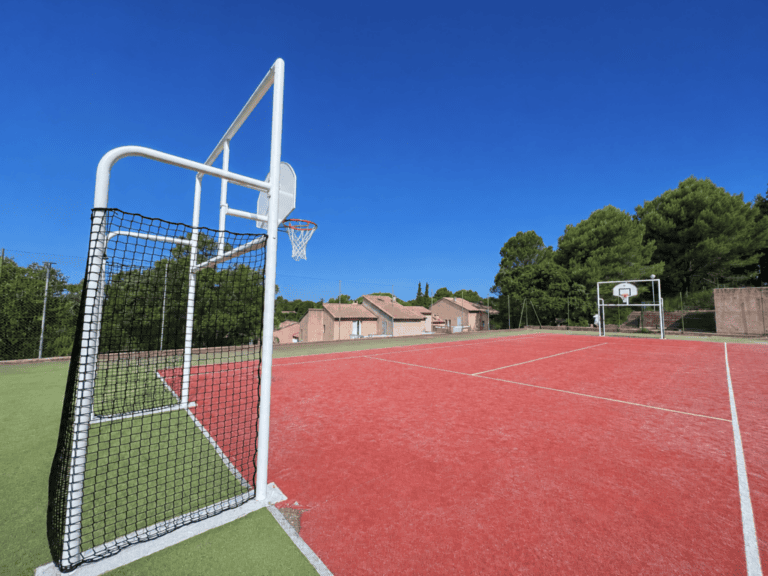 Terrain multisports — Le Hameau des Oliviers à Vaison-la-Romaine