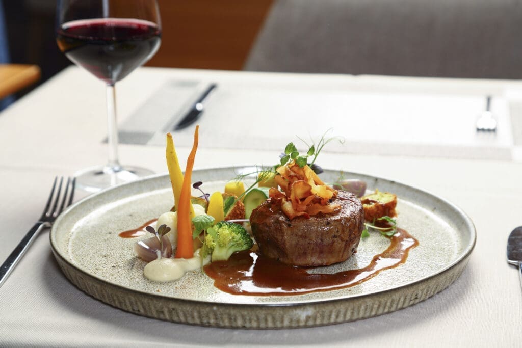 Grilled steak on a plate with vegetables – Domaine de Sainte-Croix