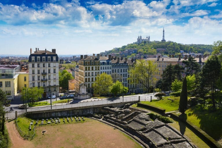 Vieux Lyon and basilica at Lyon city in France at sunset — Le Domaine de Sainte-Croix à Sainte-Croix