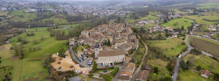 Aerial view of the old town of Pérouges in France — Le Domaine de Sainte-Croix à Sainte-Croix