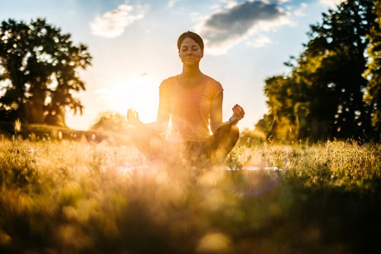 Young woman meditating outdoors — Stage jeûne et yoga à Montbrun-les-Bains (Drôme)
