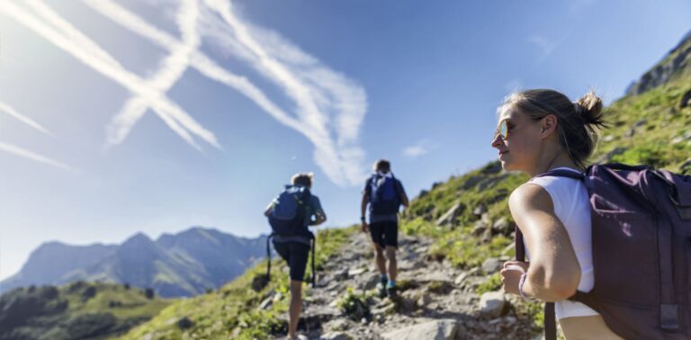 Teenagers hiking in the high mountains of Austria (Alps,… — Séjour randonnée à Risoul : 5 jours dans les Écrins dès…