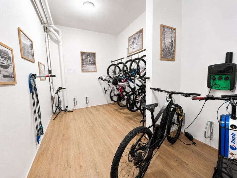 Secure bike storage – Le 1850, Risoul