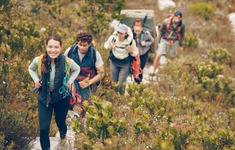 Group of friends hike trail up mountain, to camp in nature… — Randonnée encadrée