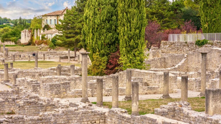 Ancient Roman ruins situated in the center of the French town… — Visite archéologique