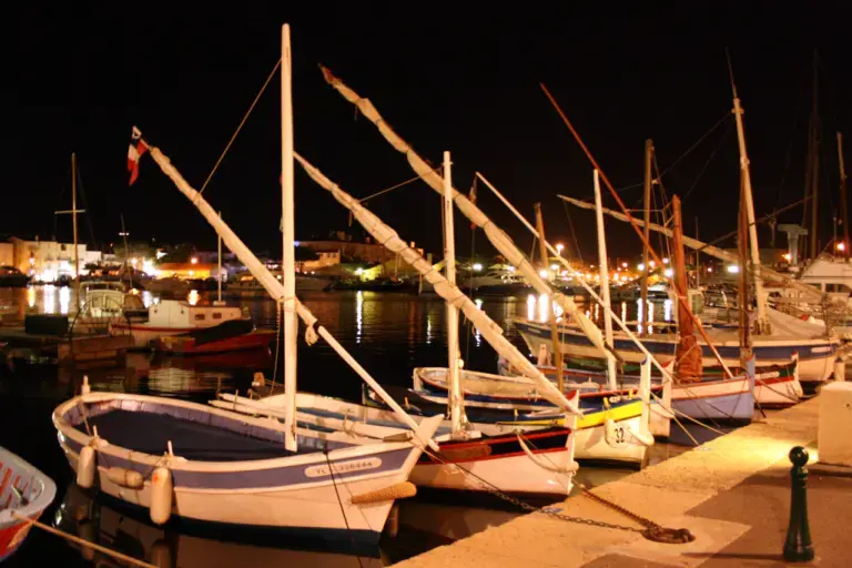 Pointus à voile latine amarrés dans le port de Saint-Tropez, le soir