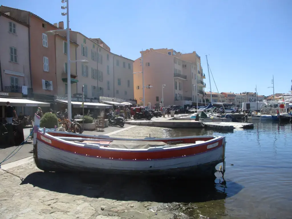 Pointu amarré devant les façades colorées du port de Saint-Tropez